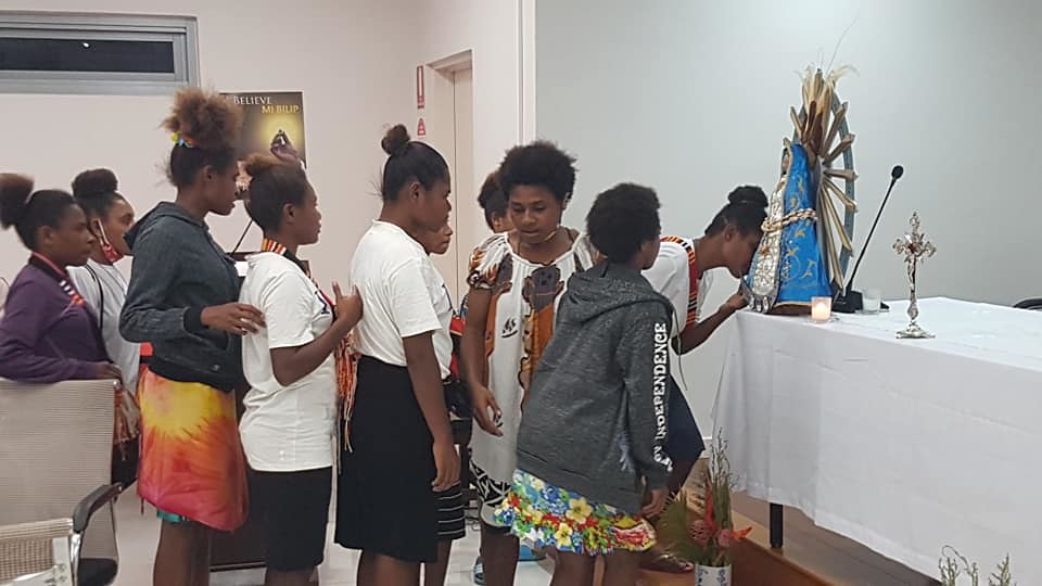 Papúa Nueva Guinea - Un regalo de la imagen de la Virgen de Luján para la Conferencia de Obispos Católicos en Port Moresby