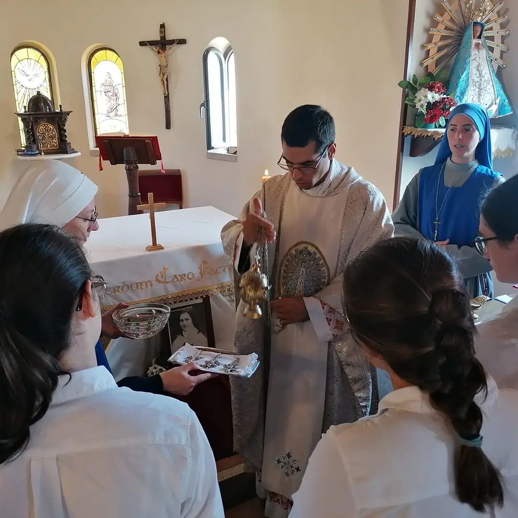 Italia - Recepción de la Cruz de Matará de 3 postulantes en Segni