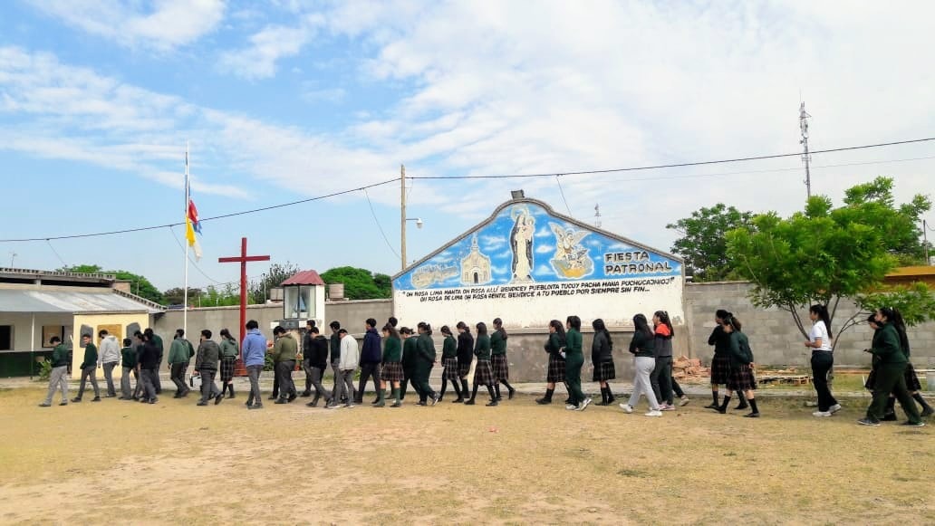 Argentina - Estudiantes del Bachillerato San Miguel Arcángel rezando el Rosario