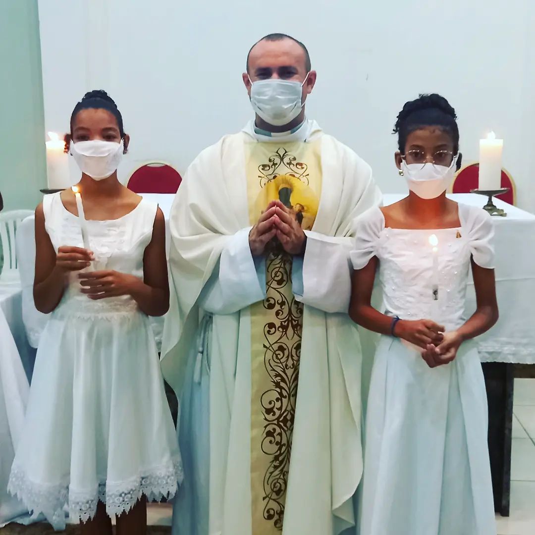 Brasil - Primera Comunión de dos monaguillos en la Parroquia San Juan XXIII