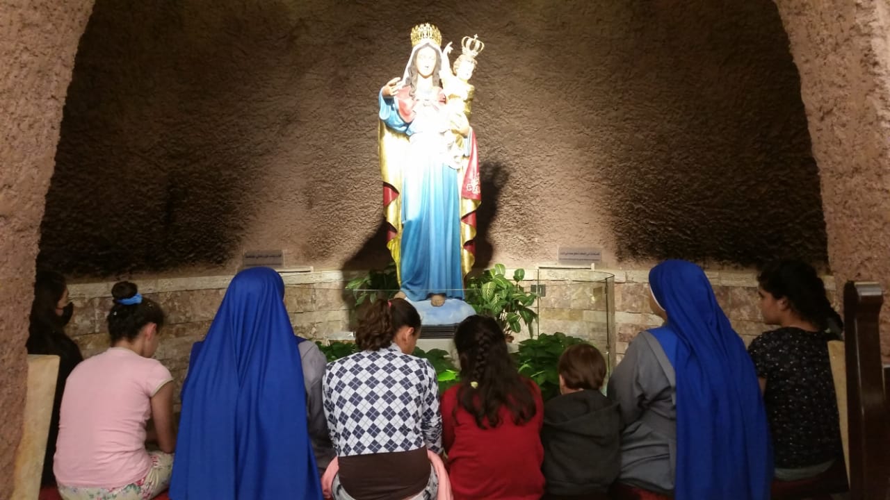 Jordania - Rezo del Rosario con las niñas del Hogar