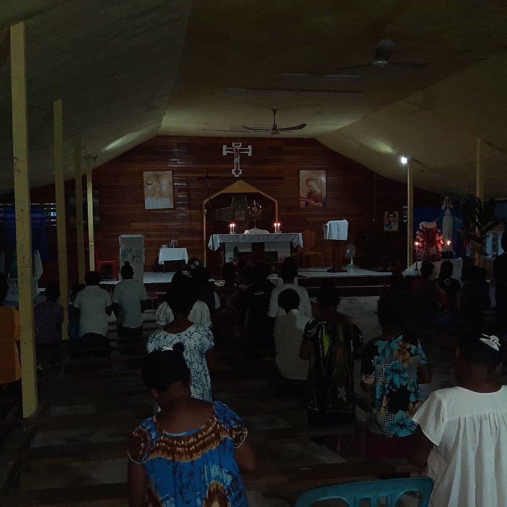 Papúa - Hora Santa en Yako, Parroquia de la Santísima Trinidad
