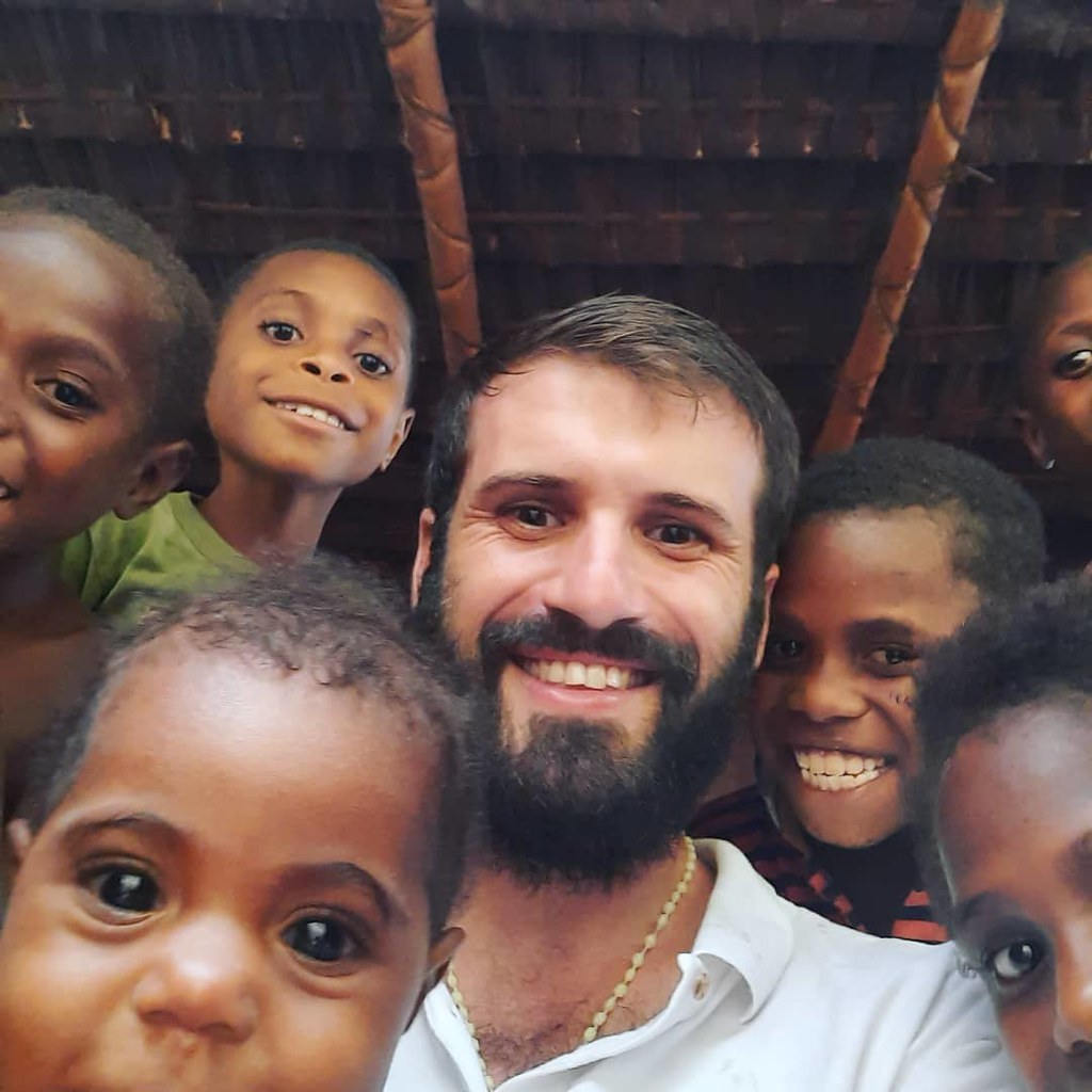 Papúa - Con los niños de la aldea