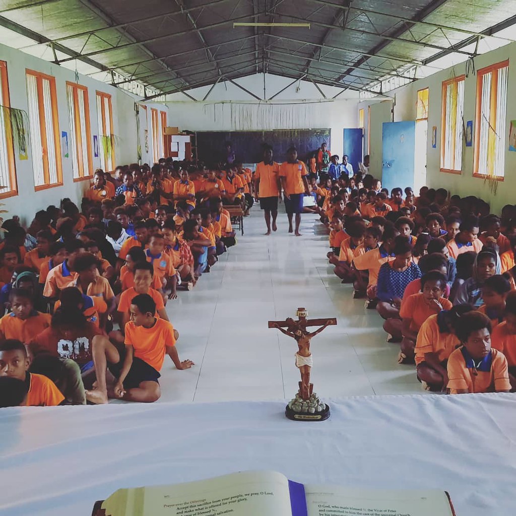 Papúa - Santa Misa en el colegio