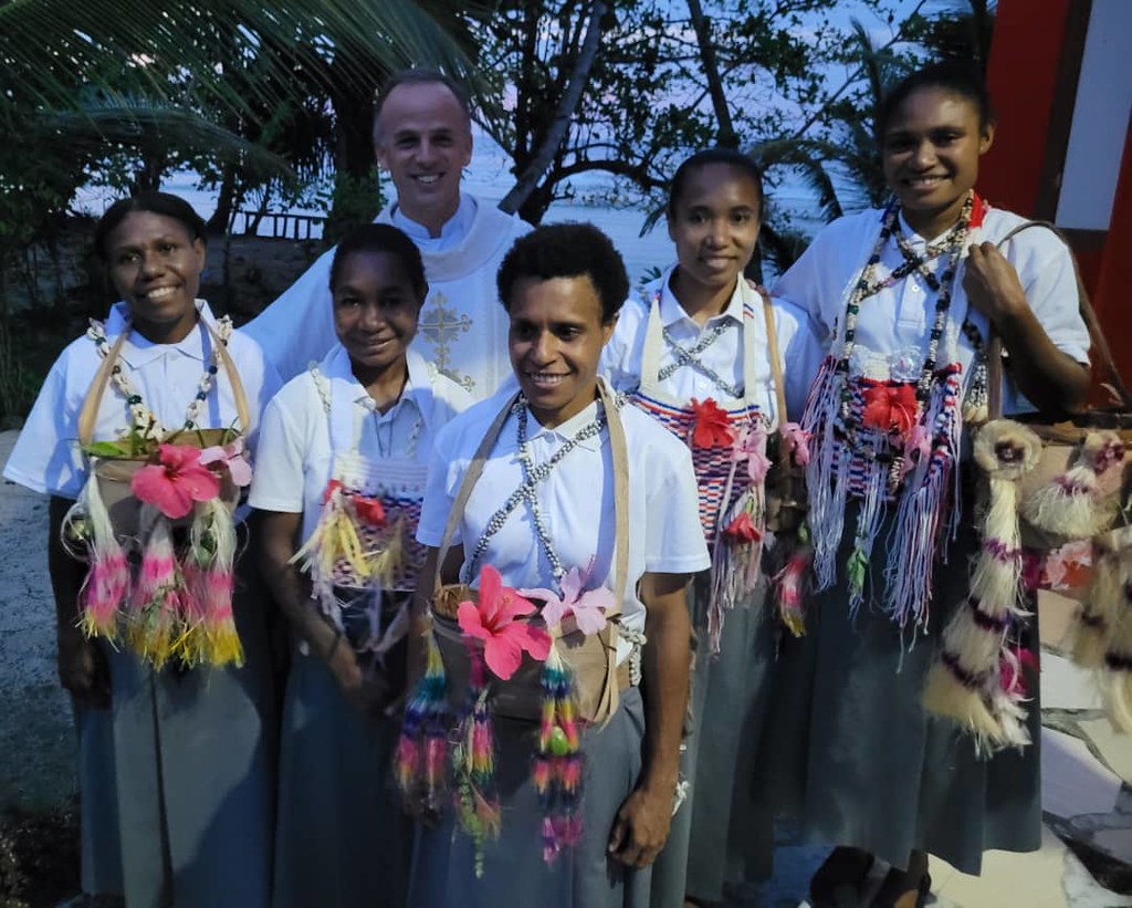 Papúa - Recepción de la Cruz de Matará de 5 postulantes