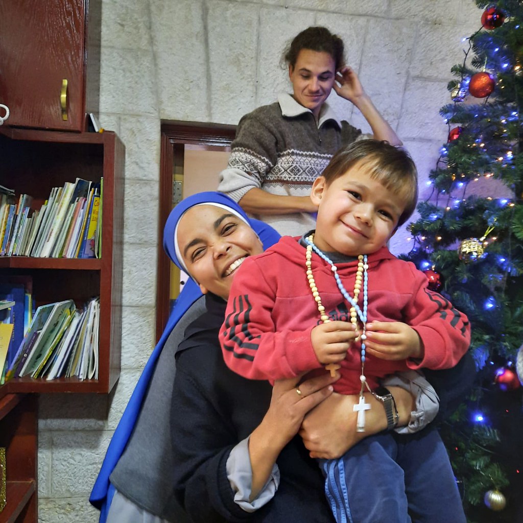 Jordania - Preparación del pesebre y el árbol de navidad en el Hogar