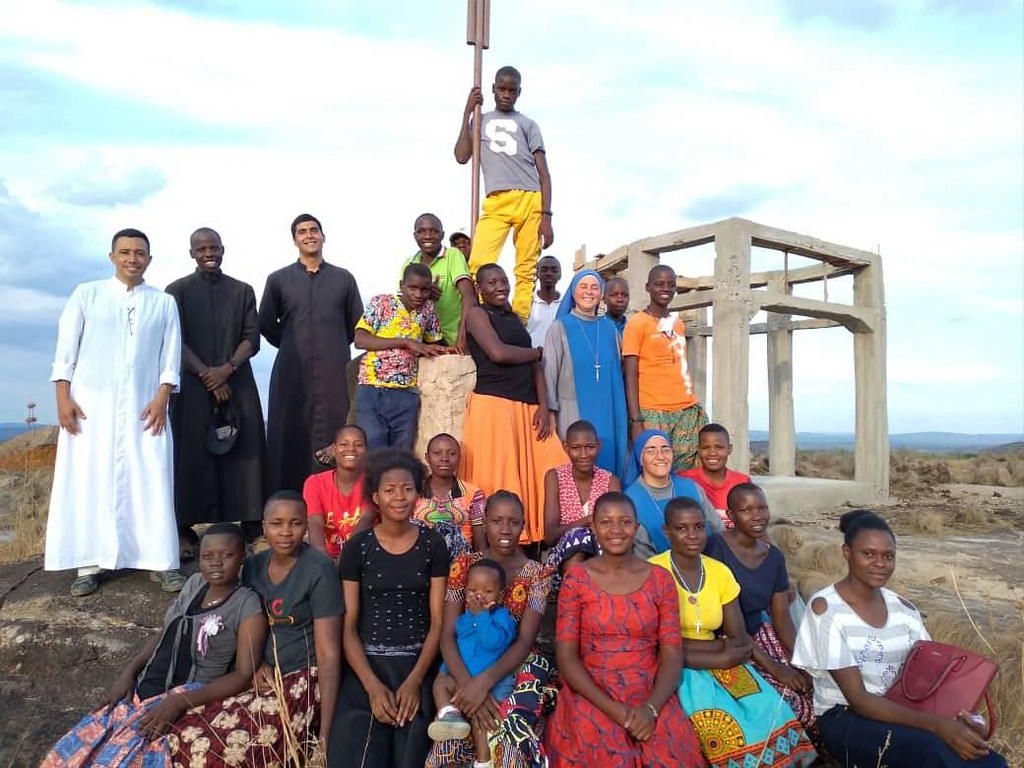 Tanzania - Subida al Monte de la Cruz con los jóvenes