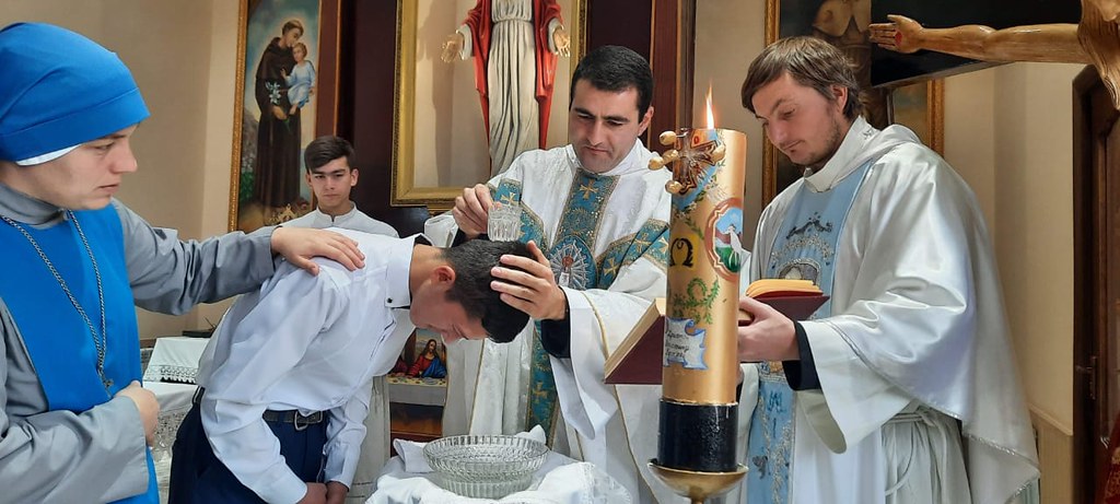 Tayikistán - 3 Bautismos en la Parroquia de San Roque en Bojtar