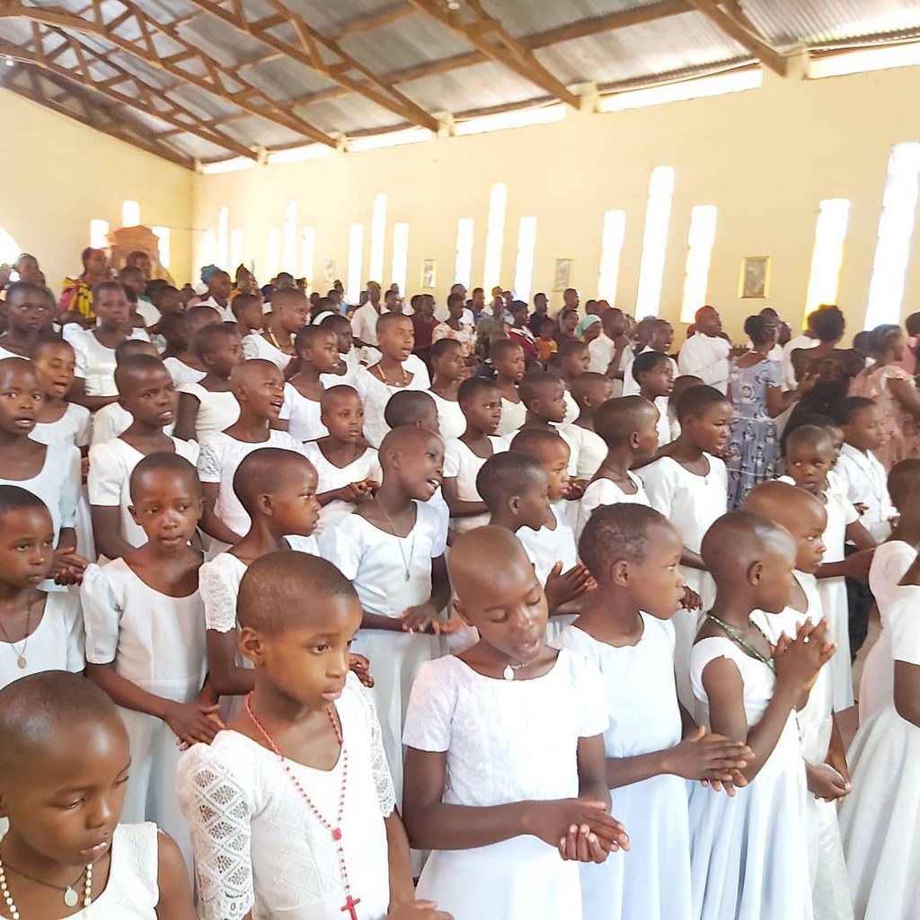 Tanzania - 81 Primeras Comuniones