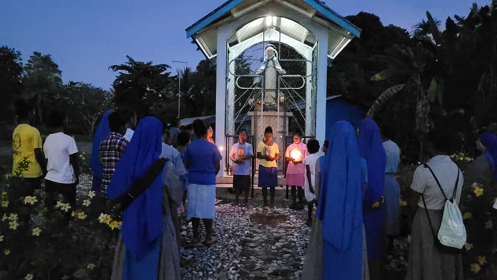 Papúa - Peregrinación con las niñas el Hogar, las hermanas y postulantes