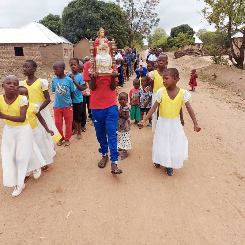 Tanzania - Procesión de Cristo Rey patrono de la capilla en Kipungi