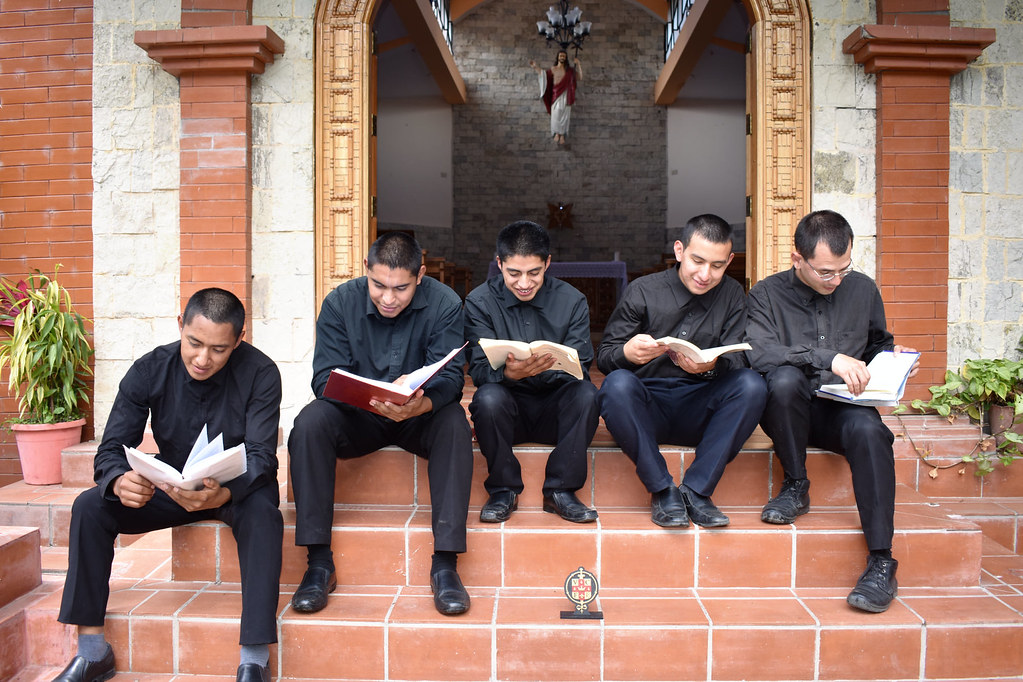 Ecuador - Estudio de las Constituciones en el Noviciado