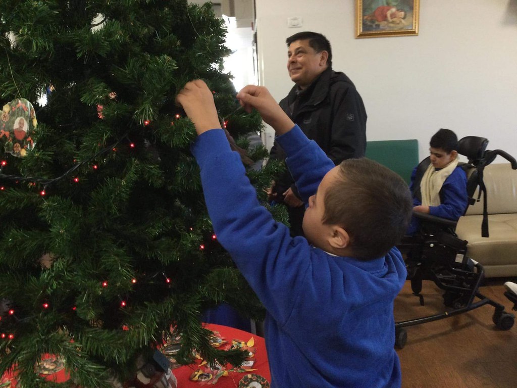 Belén - Decoración del Árbol de Navidad en el Hogar Niño Dios