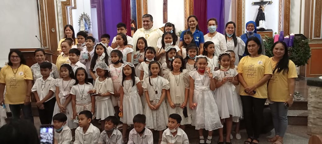 Filipinas - Primeras Comuniones en la Parroquia N.S. de Luján en Manila