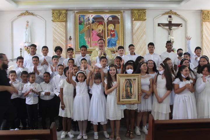 Brasil - Primeras Comuniones en la Parroquia Verbo Encarnado
