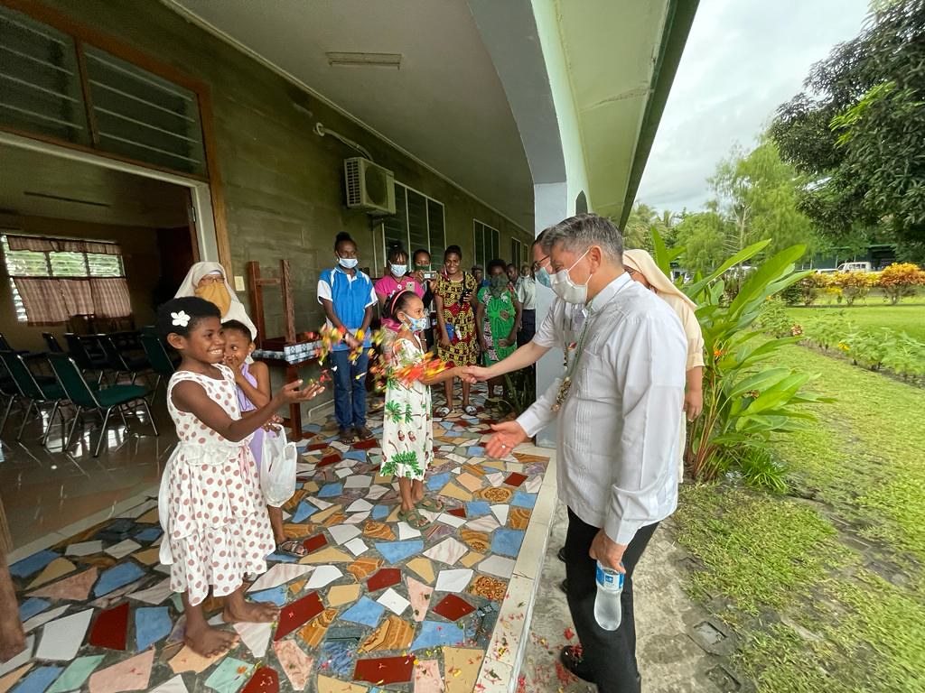 Papúa - Inauguración del edificio Queen of Paradise con el Nuntio
