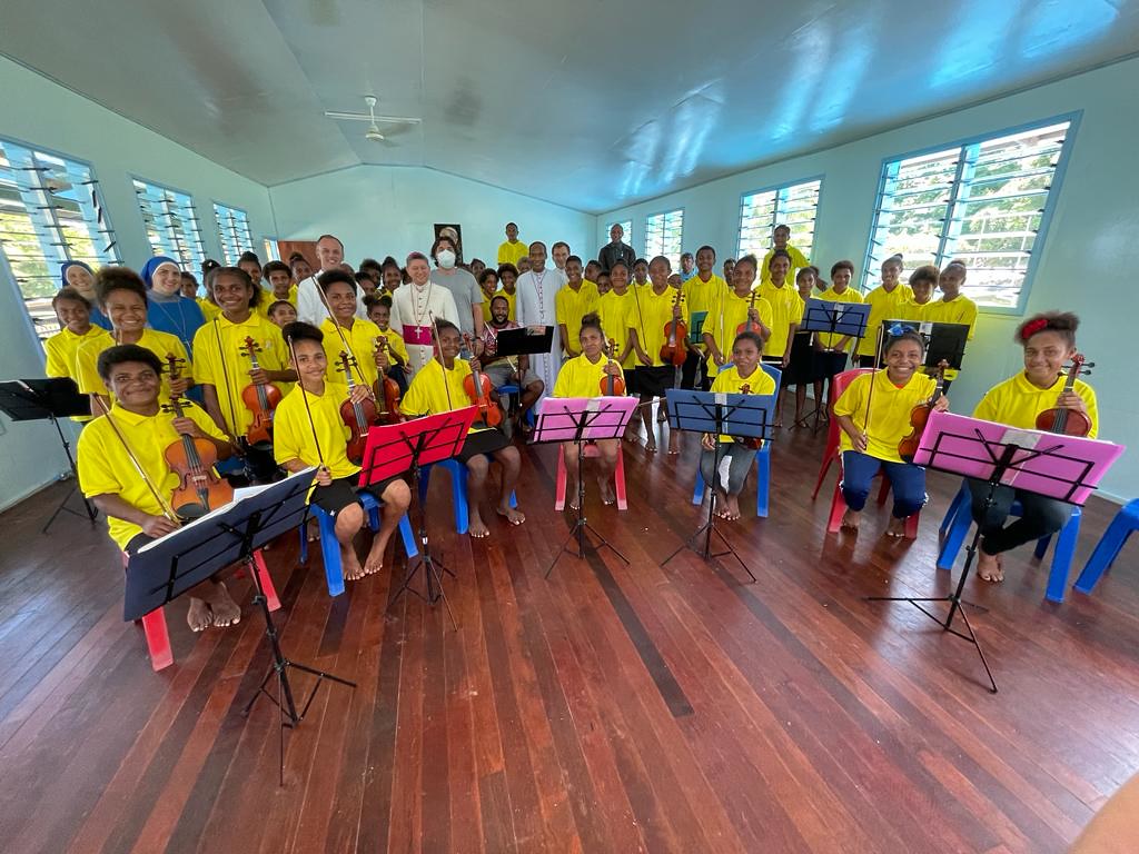 Papúa - Inauguración del edificio Queen of Paradise con el Nuntio