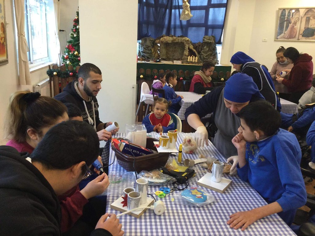 Belén - Decoraciones navideñas con niños del hogar