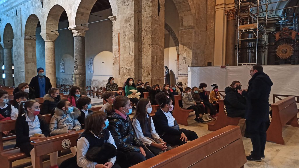 Italia - Visita a la Catedral niños de la Scuola Piccola Casa Santa Maria Aprutina