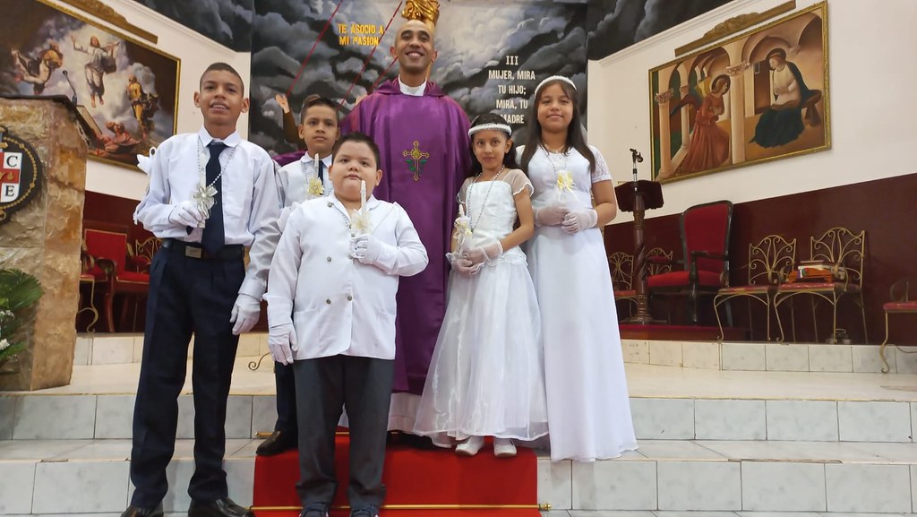 Ecuador - Primera Comunión durante la Novena de Navidad en la Escuela San Pío de Pietrelcina