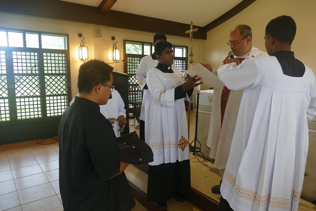 Filipinas - Imposición de la sotana de Charles Gitgano