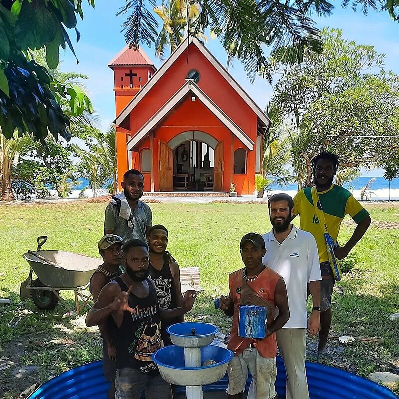 Papúa - Haciendo una fuente para la Parroquia