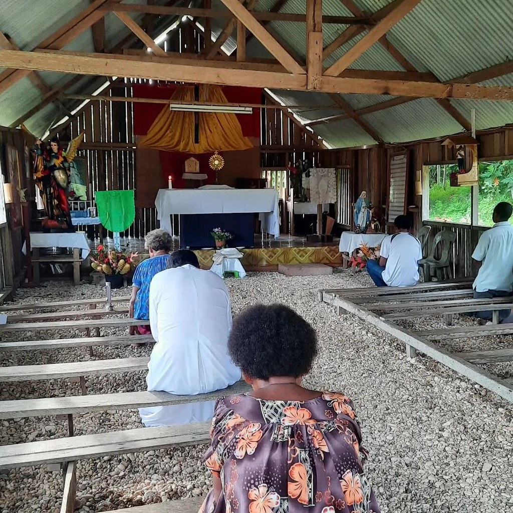 Papúa - Adoración en la aldea Santísima Trinidad