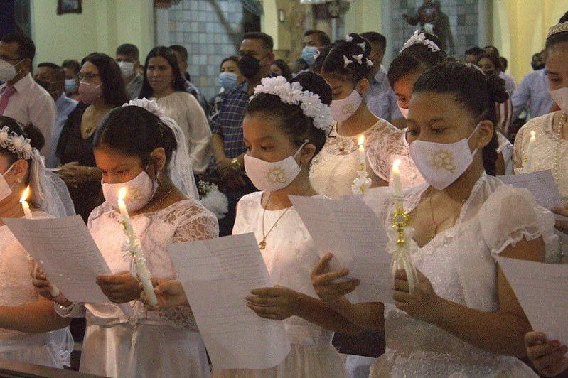 Ecuador - Primeras Comuniones en la Parroquia San Luis Rey de Francia