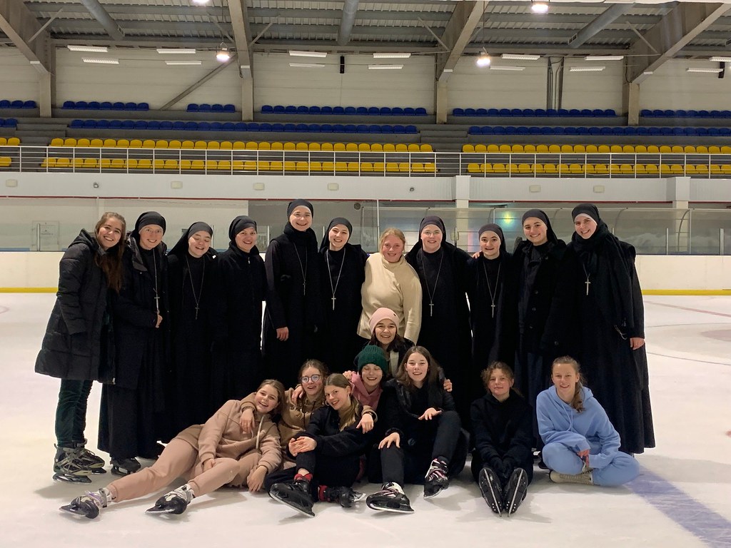 Ucrania - Patinaje sobre hielo con las novicias