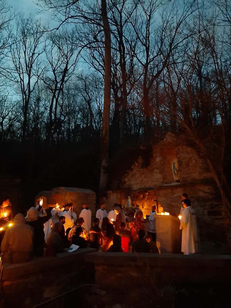 Estados Unidos - Procesión con antorchas a la Gruta de la Virgen de Lourdes en Maryland