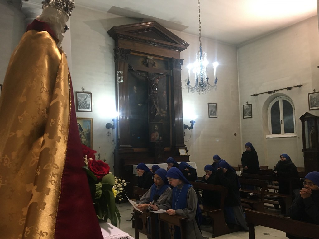 Italia - Ingreso al Monasterio de las hermanas Mary Lily among Thorns y Mary Rose of Heaven