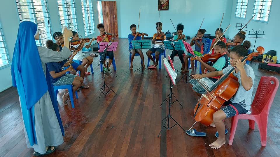 Papúa - Práctica de Orquesta