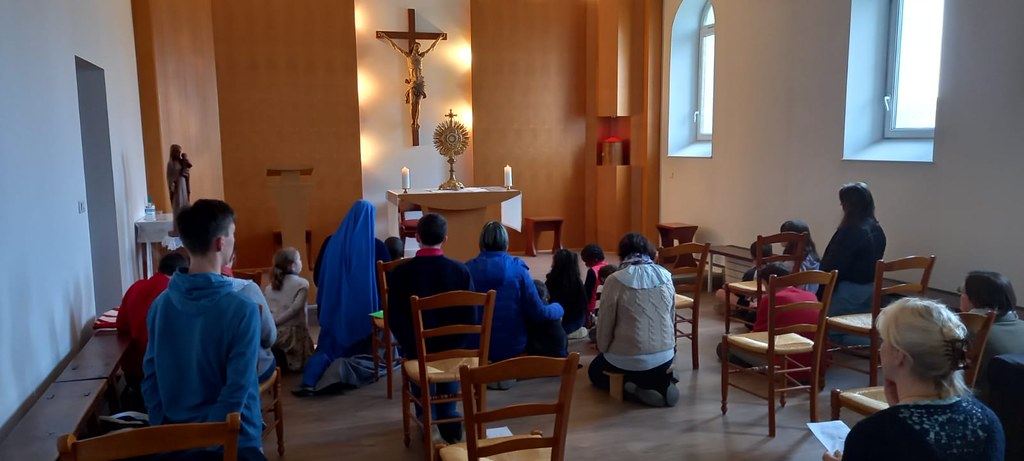 Francia - Grupo de niños adoradores en Saintes