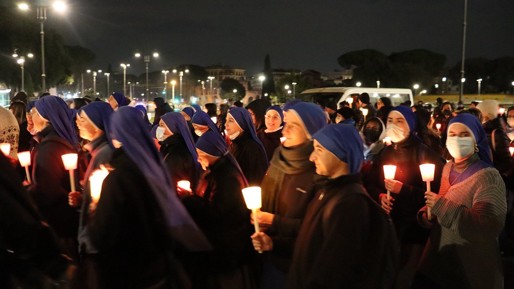 Italia - Peregrinación desde San Juan de Letrán al Santuario del Divino Amore pidiendo por la paz