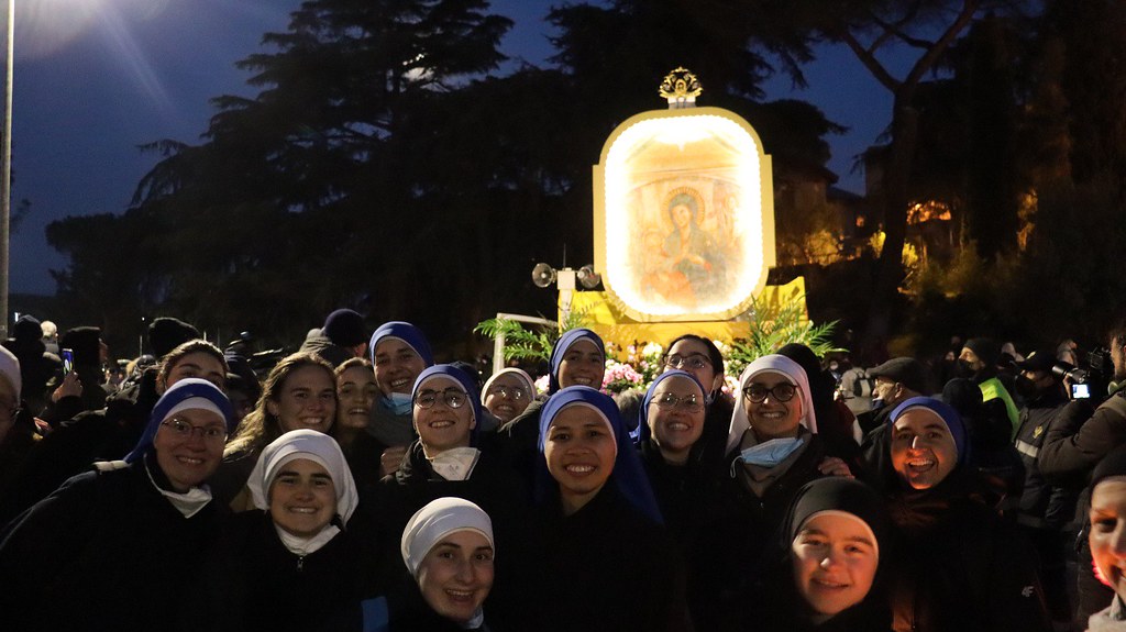 Italia - Peregrinación desde San Juan de Letrán al Santuario del Divino Amore pidiendo por la paz