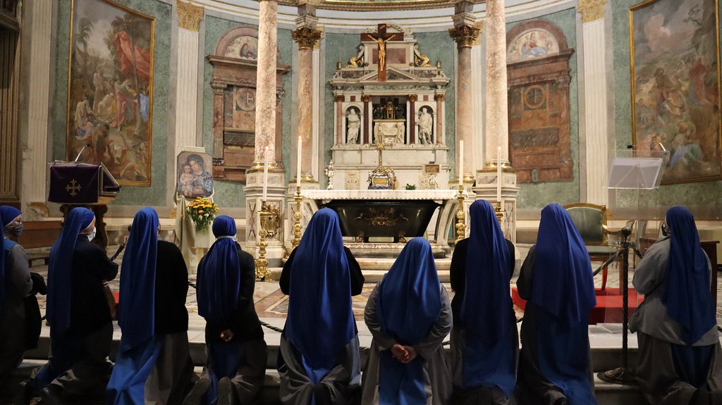 Italia - Peregrinación de la Procura de las Servidoras a la Scala Santa y Reliquias de la Santa Cruz en Roma