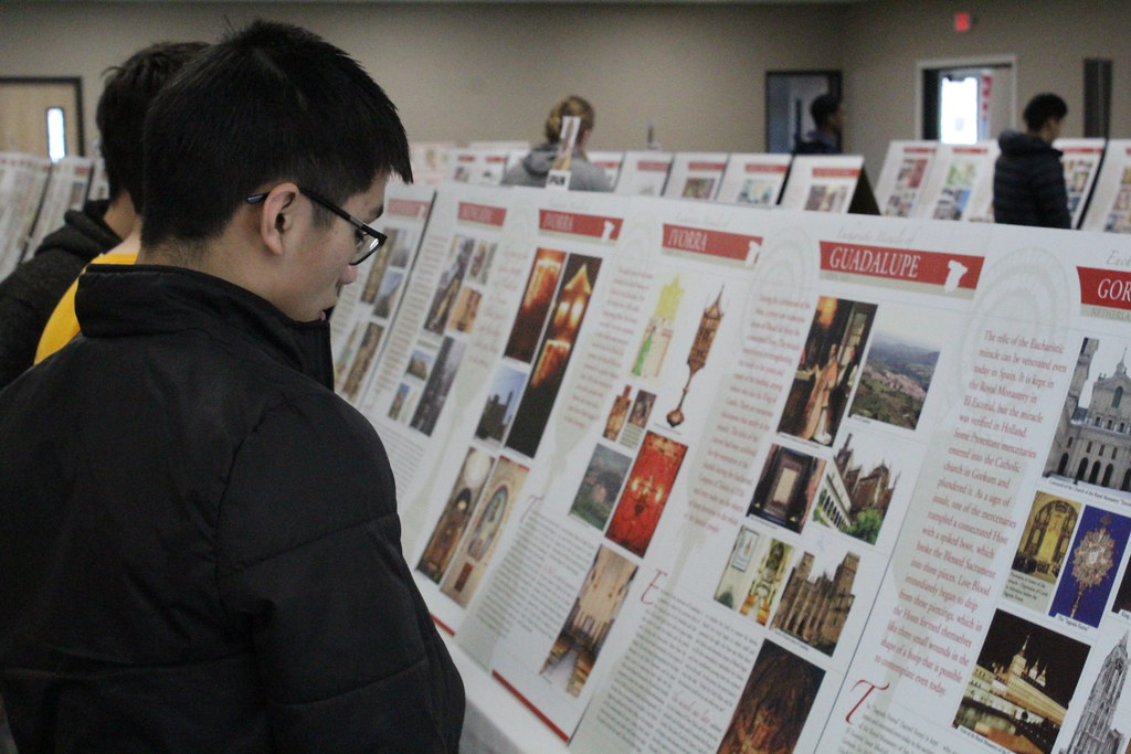 Estados Unidos - Recorrido de los Milagros Eucarísticos del mundo en el Seminario Menor