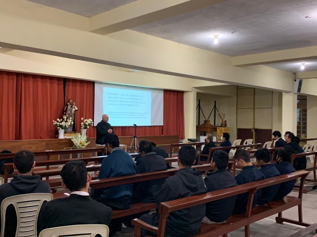 Perú - Conferencia "Familia y Civilización" del P. Raúl Harriague, IVE