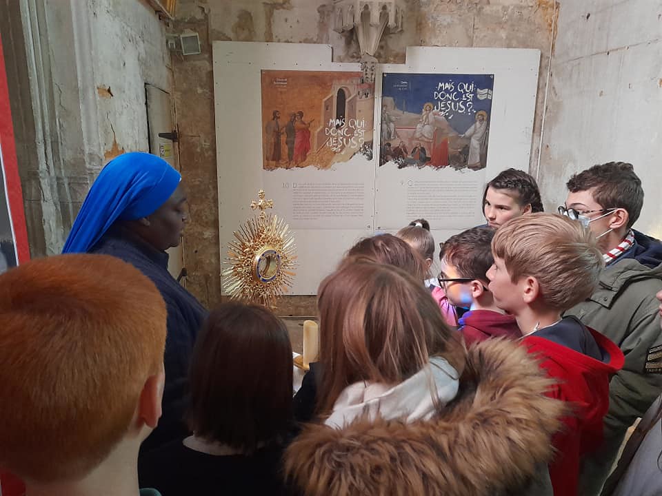 Francia - Apostolado "Un tiempo para Dios" en la Catedral de Saintes