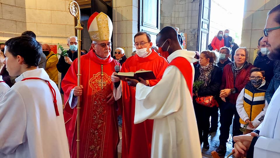 Francia - Domingo de Ramos en la Catedral de Saintes