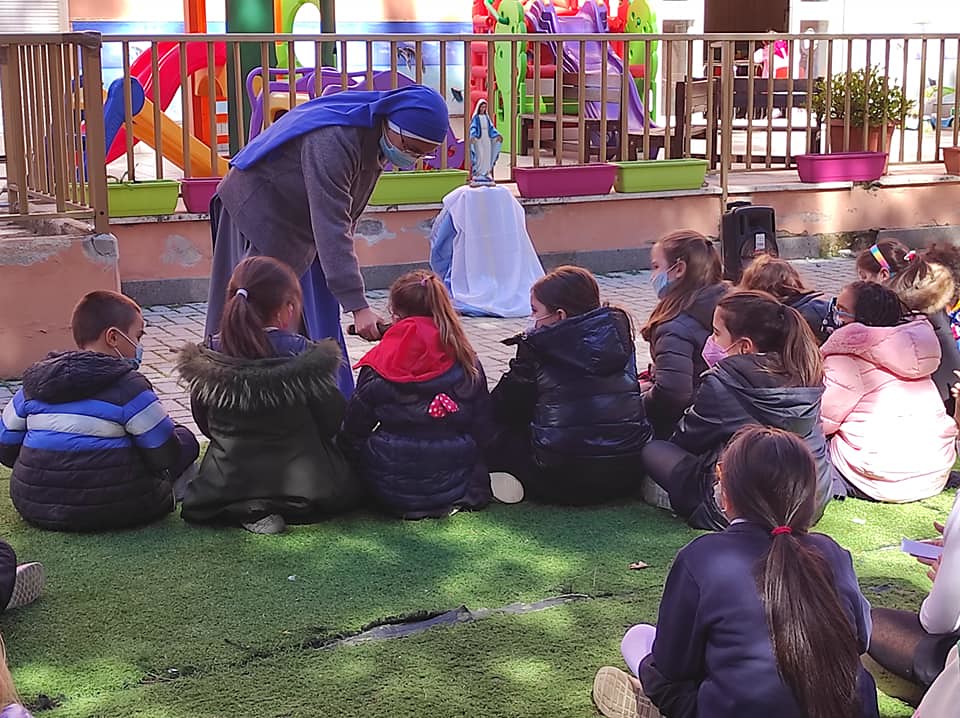 Italia - Rosario con los niños de la Escuela en Teramo