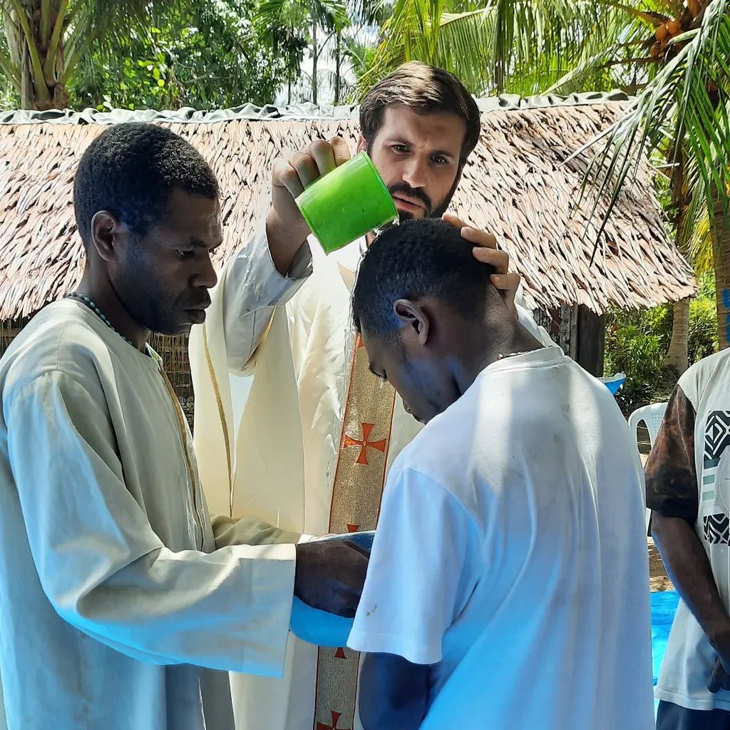 Papúa - 35 bautismos en Akramanab