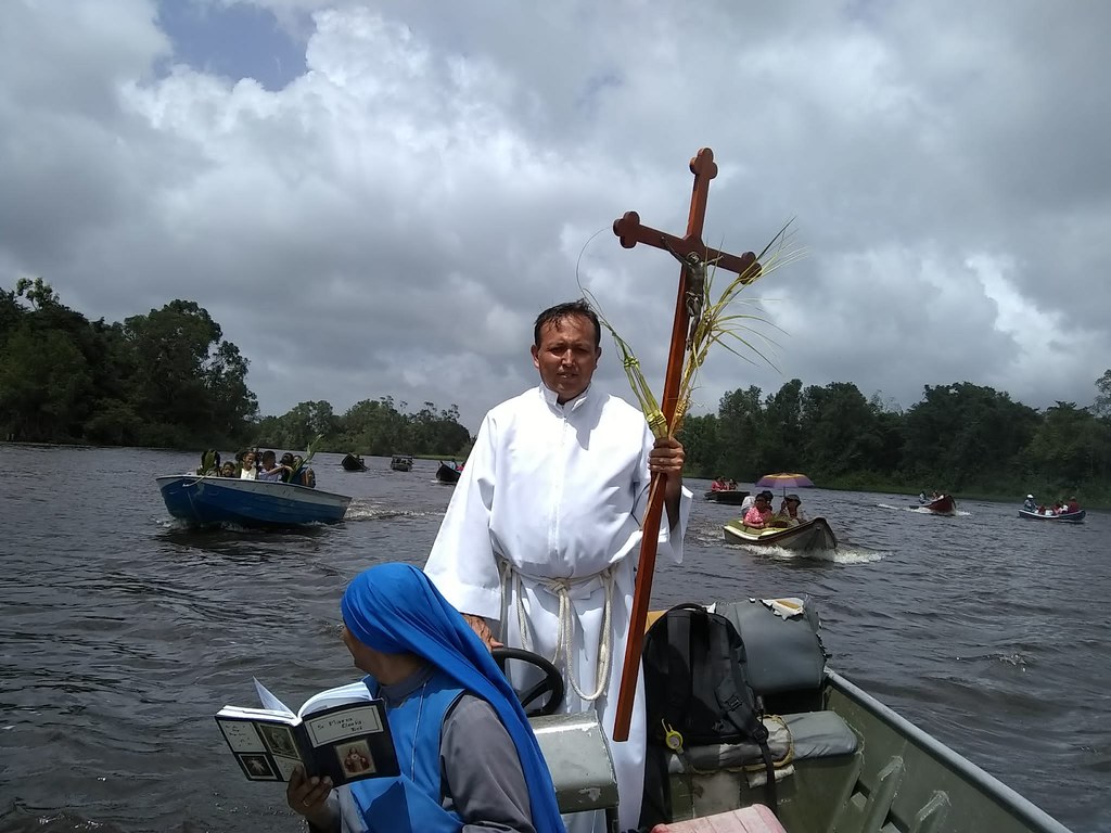 Guyana - Procesión de Domingo de Ramos en el río
