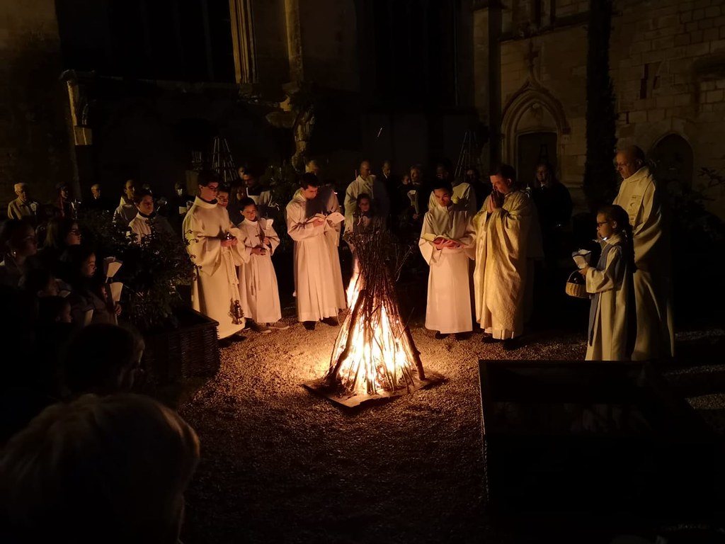 Francia - Vigilia Pascual en la Catedral de Saintes