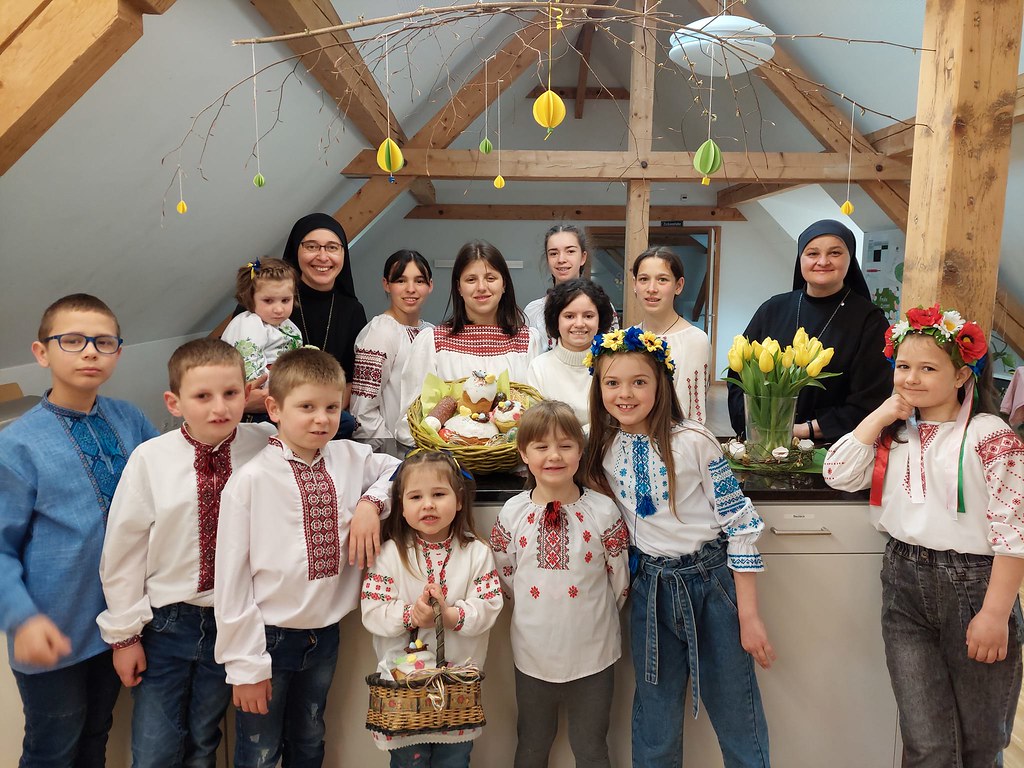 Suiza - Celebración de la Pascua Bizantina con los niños del Hogar