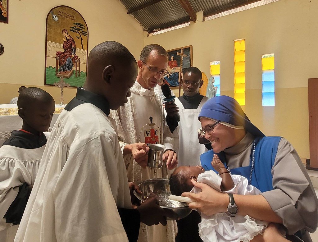 Tanzania - Bautismo el Domingo de Pascua en la Parroquia de Ushetu