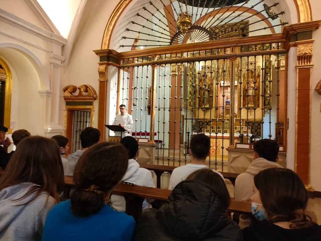 España - Visita de un grupo de estudiantes al Monasterio del Pueyo