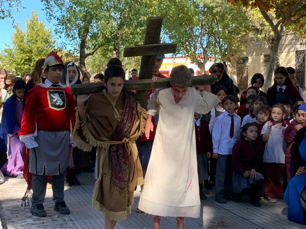 Argentina - Viacrucis viviente con los niños del Colegio de Villa Mercedes
