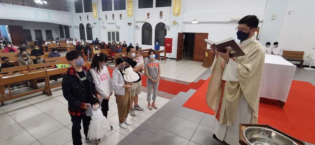 Taiwán - Bautismos en la Vigilia Pascual en la  Parroquia Cristo Rey