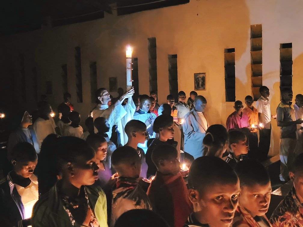 Tanzania - Vigilia Pascual en la Parroquia de Ushetu